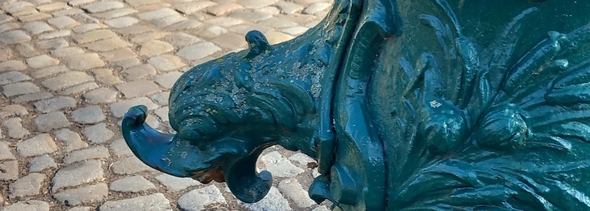 Gußeisener Straßenbrunnen (Detail) in der Straße Alt-Britz