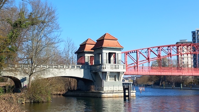 Unter der gemauerten Sechserbrücke: Die Mündung des Tegeler Fließes in den Tegeler See