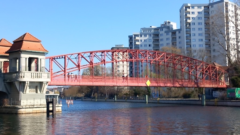 Unter der rostroten Sechserbrücke: Die Einfahrt in den Tegeler Hafen