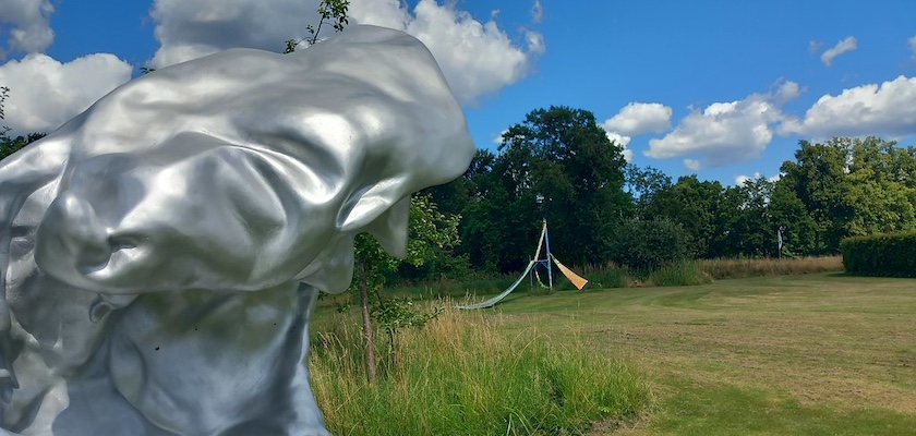 Karl Karner: KÄ r, 2024 und Bettina Allamoda: Outdoor Wrap (Slim), 2025